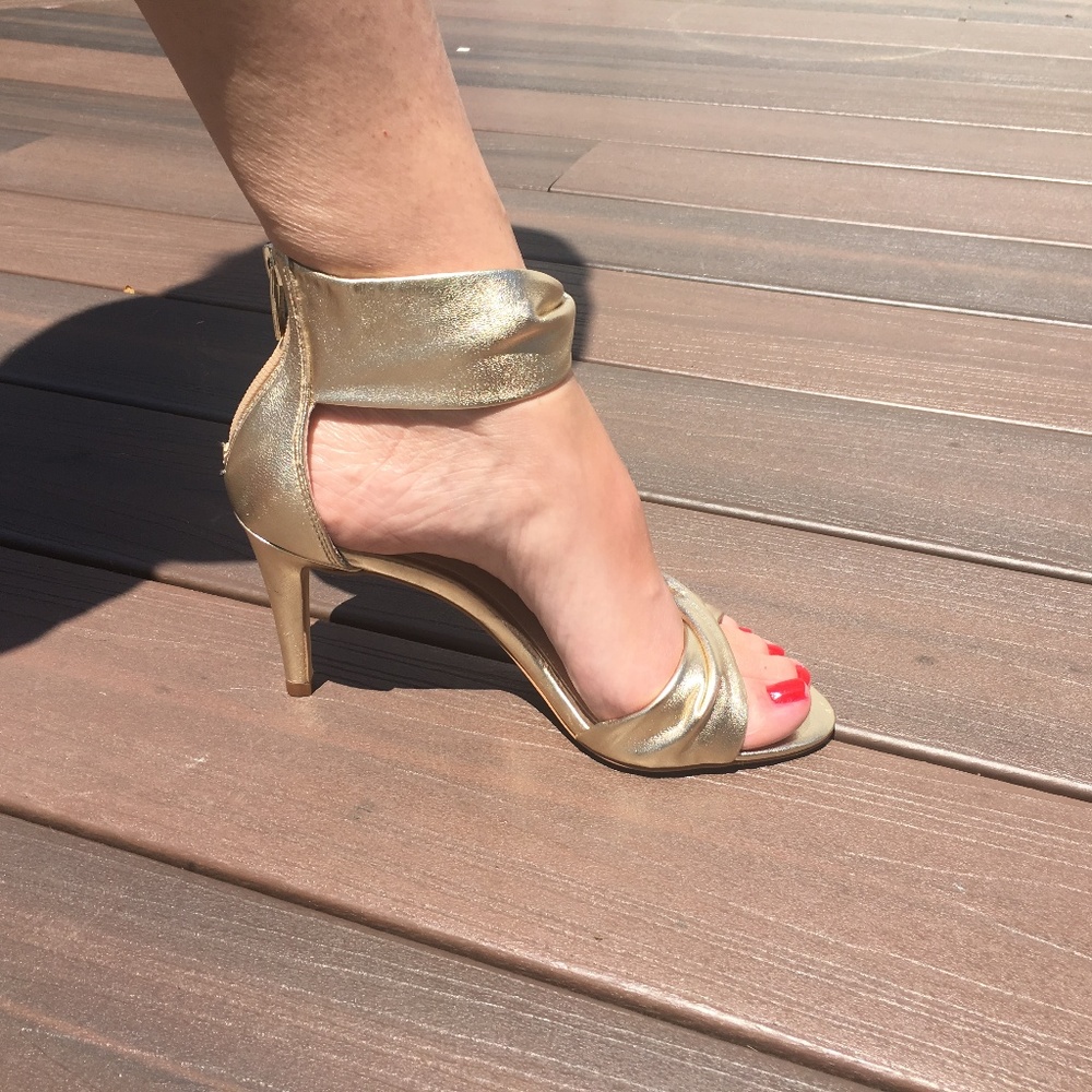 🌷💐🪻Brand New in Box Vince Camuto Camden Metallic Gold 6 1/2💐🌷🌺